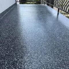 Nowoczesna żywica na balkon cena za metr. Ciemnoszara posadzka z brokatem, idealna na taras.