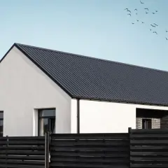 Nowoczesny dom z ciemnym dachem z blachy trapezowej. Sprawdź, jaka jest cena blachy trapezowej za m2.