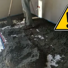 Prace nad nową posadzką w toku. Mieszanka betonowa czeka na rozprowadzenie.