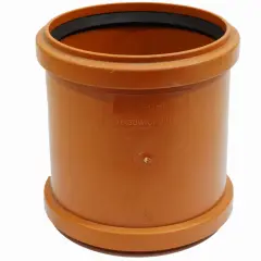 Pomarańczowa mufa kanalizacyjna o średnicy 110 mm, z czarną uszczelką, gotowa do połączenia rur.