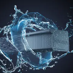 Dynamiczny strumień wody otacza fragment nowoczesnych systemów rynnowych Niagara, podkreślając ich odporność i skuteczność w odprowadzaniu deszczu.