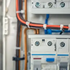 Zbliżenie na skrzynkę z bezpiecznikami i przewodami elektrycznymi.