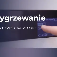Wygrzewanie posadzek w zimie. Palec dotyka ekranu, ustawiając temperaturę wody na 35°C.