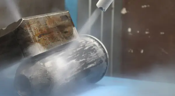 Czyszczenie suchym lodem cennik: metalowe elementy poddawane są strumieniowi suchego lodu, usuwając zanieczyszczenia.