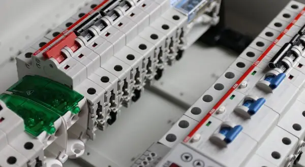 Nowe zabezpieczenia elektryczne, w tym wyłącznik różnicowoprądowy, gotowe do montażu w rozdzielnicy.