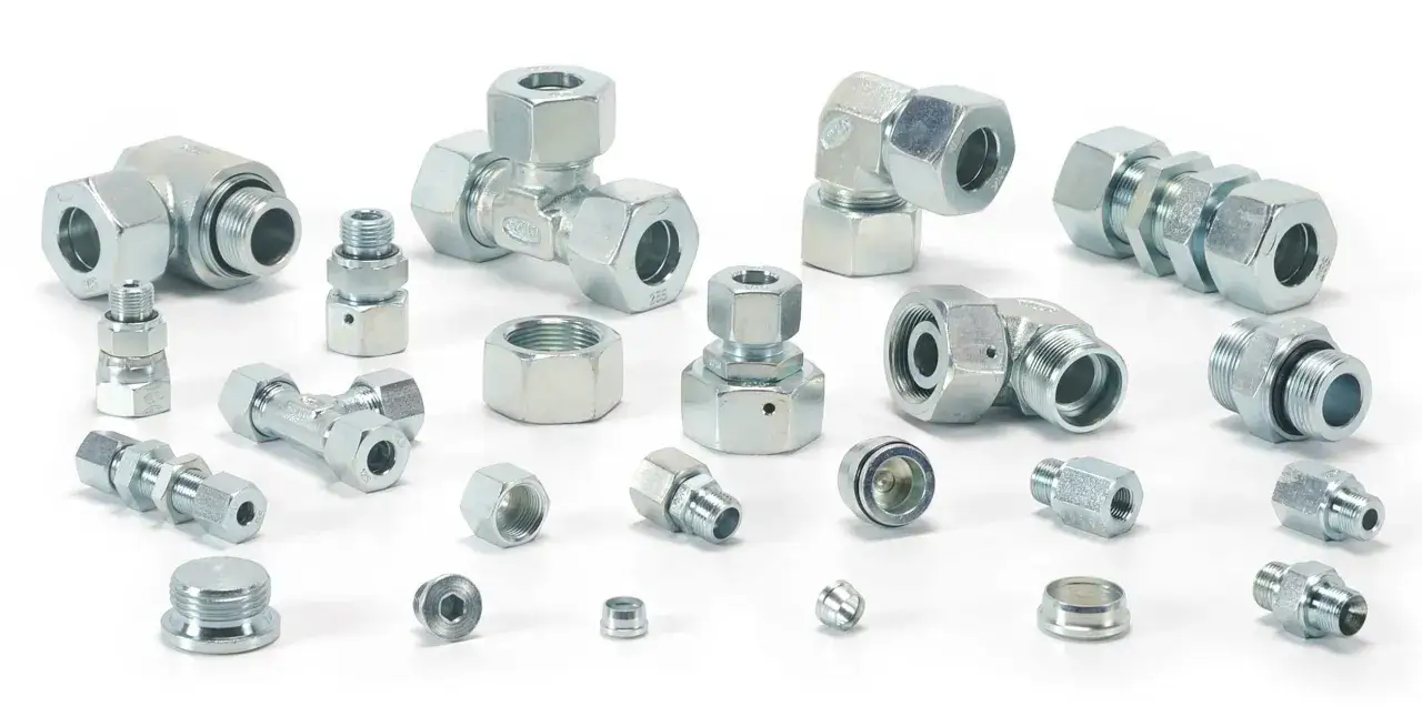 Metalowe złączki hydrauliczne, w tym kolanka, trójniki i proste łączniki, tworzą imponującą mufę.