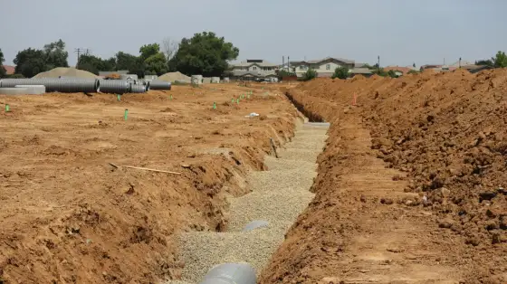 Robocizna układania rur w wykopie - Ile kosztuje i za co płacisz?