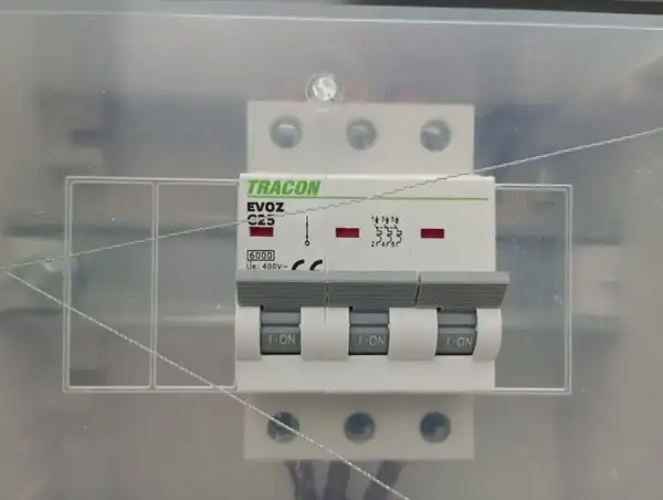 Zabezpieczenie przedlicznikowe TRACON EVOZ C25, trójfazowe, z dźwigniami w pozycji "ON".