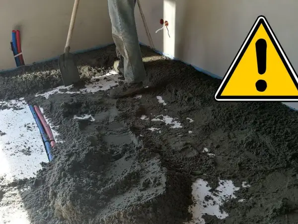 Prace nad nową posadzką w toku. Mieszanka betonowa czeka na rozprowadzenie.