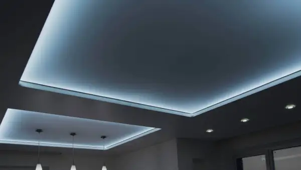 Nowoczesny sufit napinany z podświetleniem LED. Wady? Brak widocznych połączeń, idealnie gładka powierzchnia.