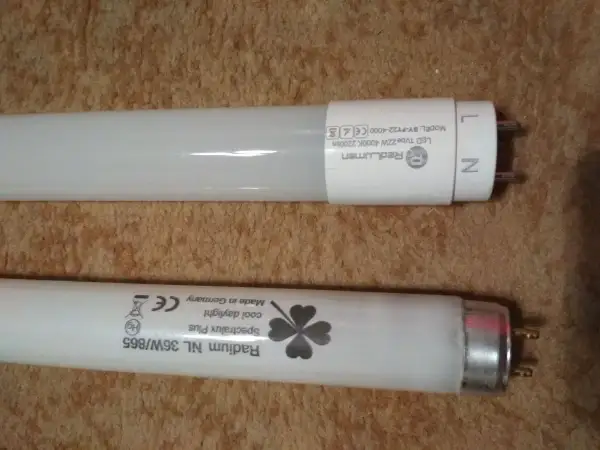 Dwie jarzeniówki: jedna LED Redlumen, druga Radium Spectralux Plus.