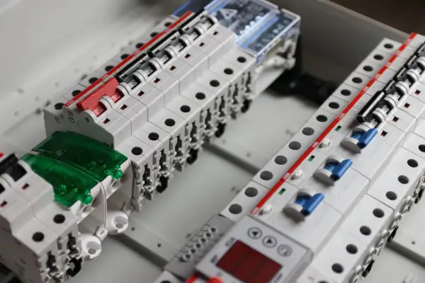 W skrzynce elektrycznej widać moduły zabezpieczające i wyłączniki. Programator steruje tymi elementami.