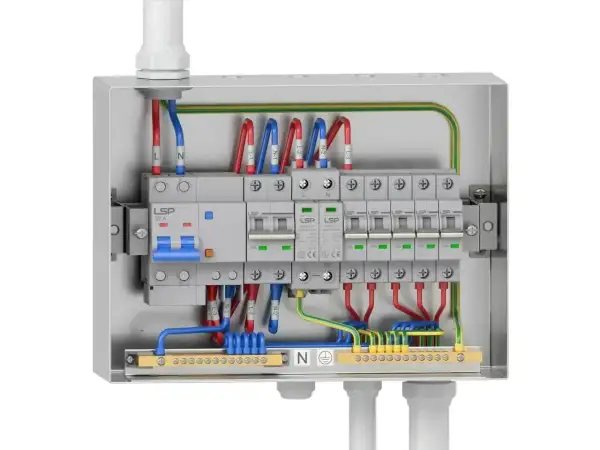 Wnętrze metalowej skrzynki elektrycznej z widocznym rozłącznikiem bezpiecznikowym, wyłącznikami nadprądowymi i listwami zaciskowymi.