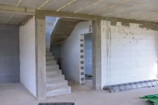 Wnętrze budowy, schody betonowe, otwór pod drzwi 80, ściany z bloczków, drabina.