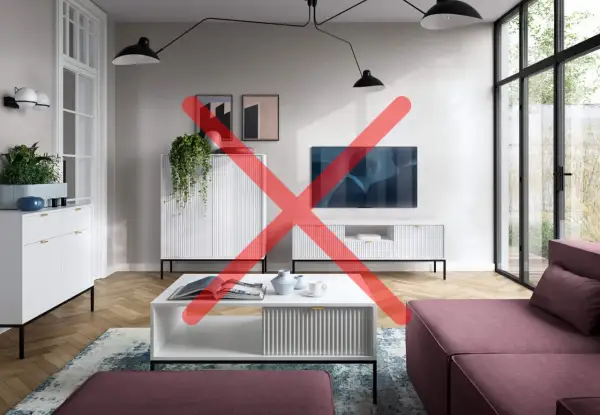 Nowoczesny salon z białymi meblami i sofą w kolorze malinowym. W tle widać okno i drzwi tarasowe. To idealne miejsce do odpoczynku w Twoim domu szeregowym.