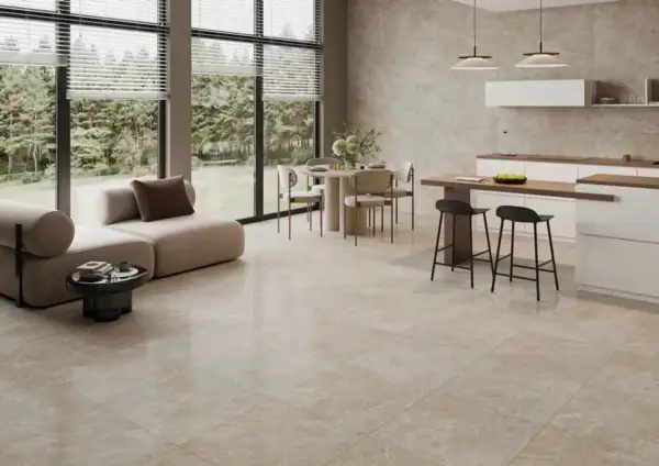 Nowe wnętrze z podłogą z jasnej terakoty, co to za materiał? W salonie sofa, przy oknie stół z krzesłami, w kuchni wyspa z hokerami.